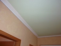 Hellgrüne Decke, apricotfarbene Wand mit zarter Goldline im Abschluss