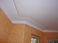 Marmorierte Wand in Wischtechnik Farbe apricot, Decke mit zarter Goldlinie