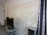 Marmorierte Wand mit Glanzeffekten weiß