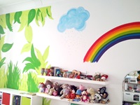 Urwaldblätter, Regenwolke, Regenbogen Wandmalerei im Kinderzimmer