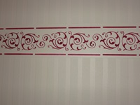Tapete in weißen senkrechten Blockstreifen mit roter Rankenbordüre