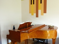 Klaviertastatur in Beigetönen wie Blockstreifen senkrecht unterhalb der Decke
